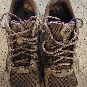 Columbia ladies Sneakers taupe color,new.